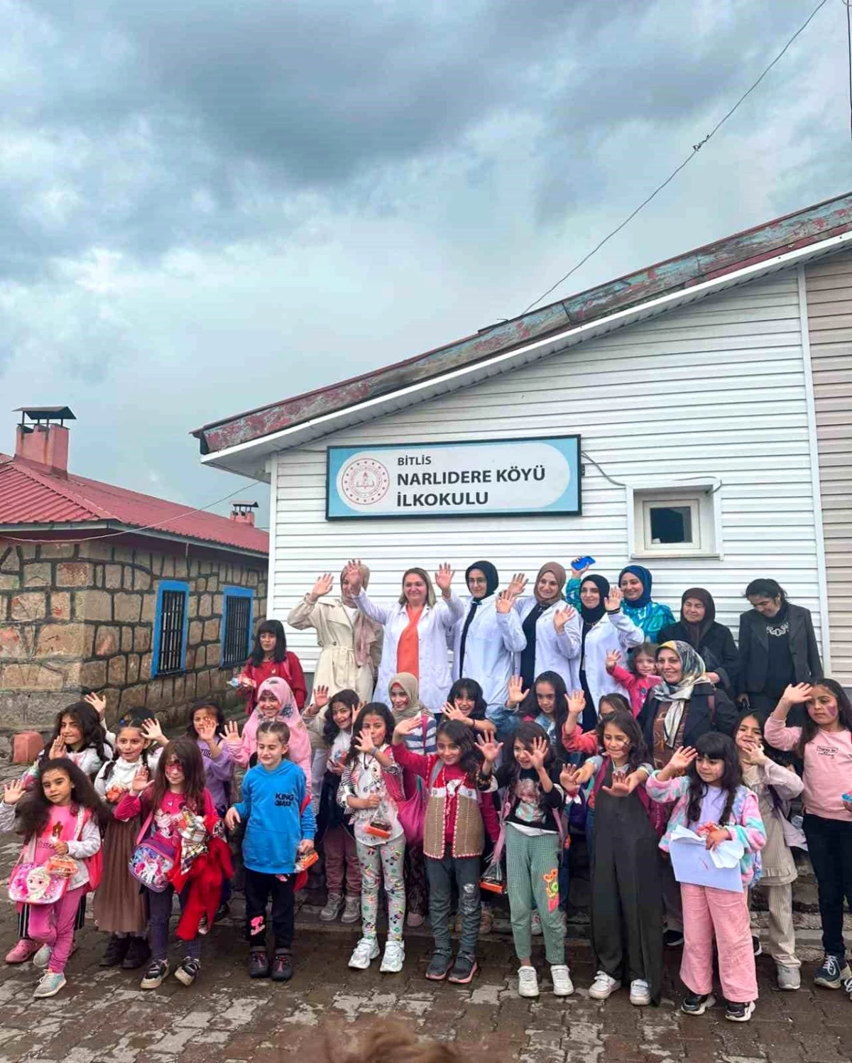 Bitlis Aile Destek Merkezi Kuaför Kursu Kursiyerleri Köy Okullarında Gönüllü Saç Kesimi Yaptı