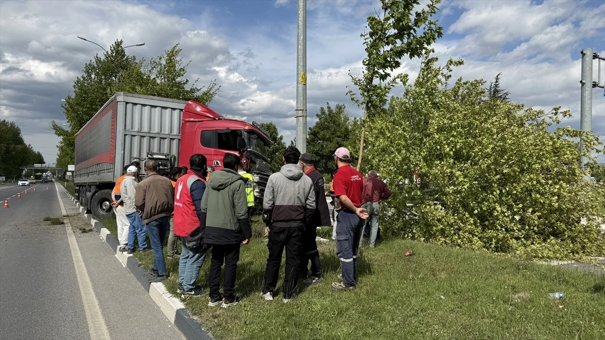 Kütahya'da trafik kazasında yaralanan tır sürücüsü hastanede tedaviye alındı