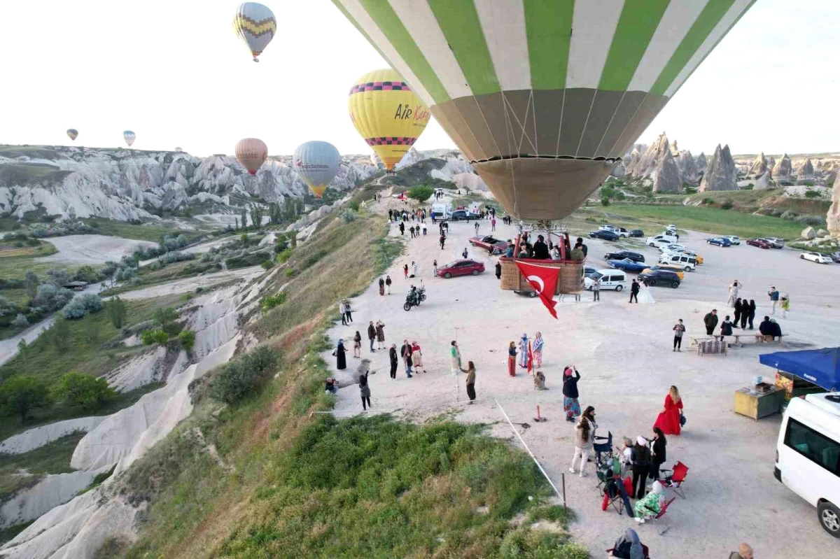 Kapadokya’da Sıcak Hava Balonları Türk Bayraklarıyla Havalandı