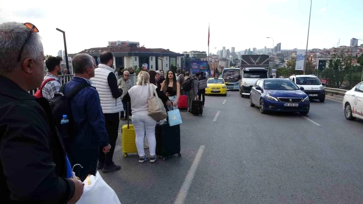 İstanbul’da M4 Kadıköy-Sabiha Gökçen metro hattında arıza: Vatandaşlar isyan etti