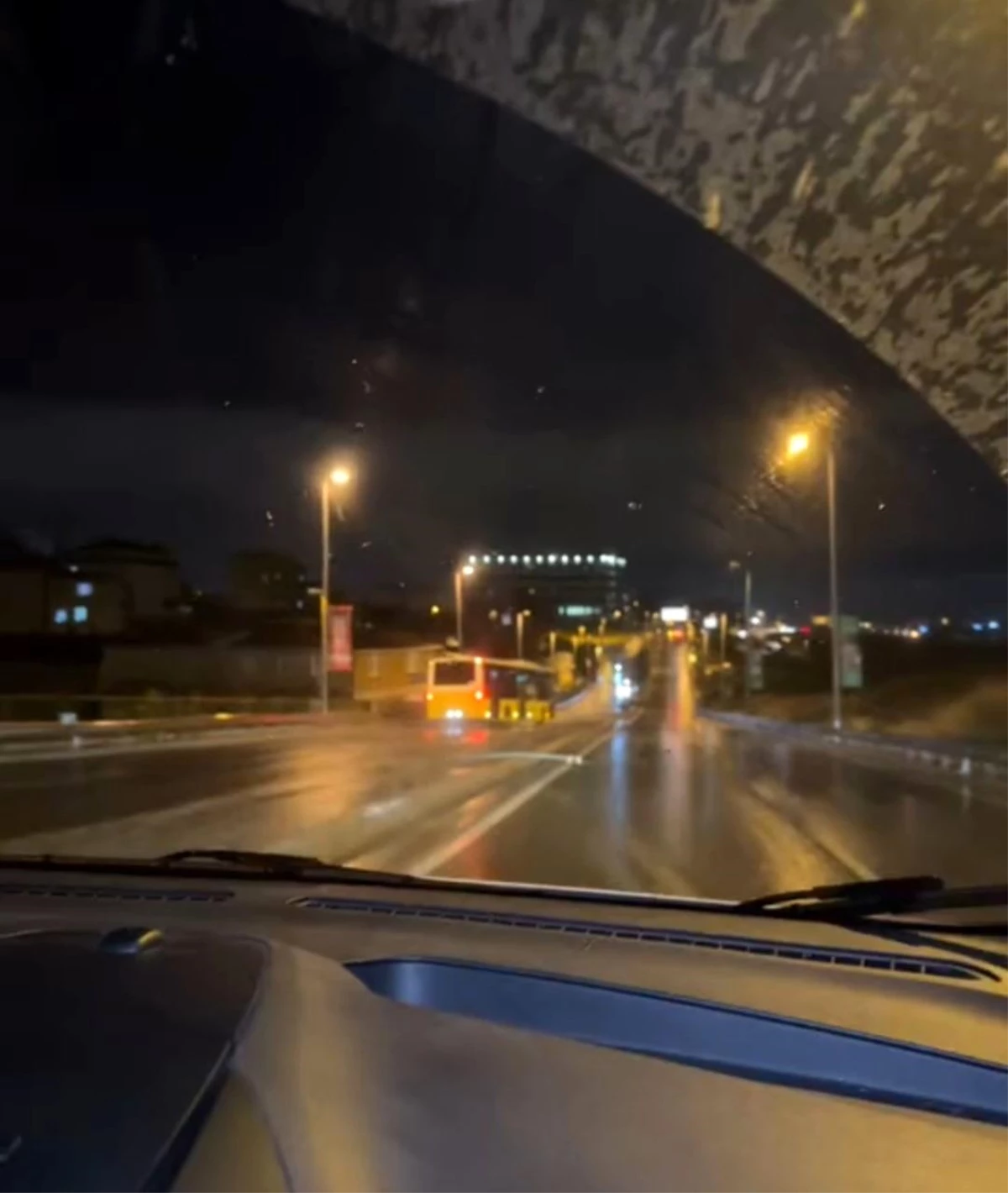Maltepe'de motosiklet sürücüsü İETT otobüsünün altında kalmaktan son anda kurtuldu