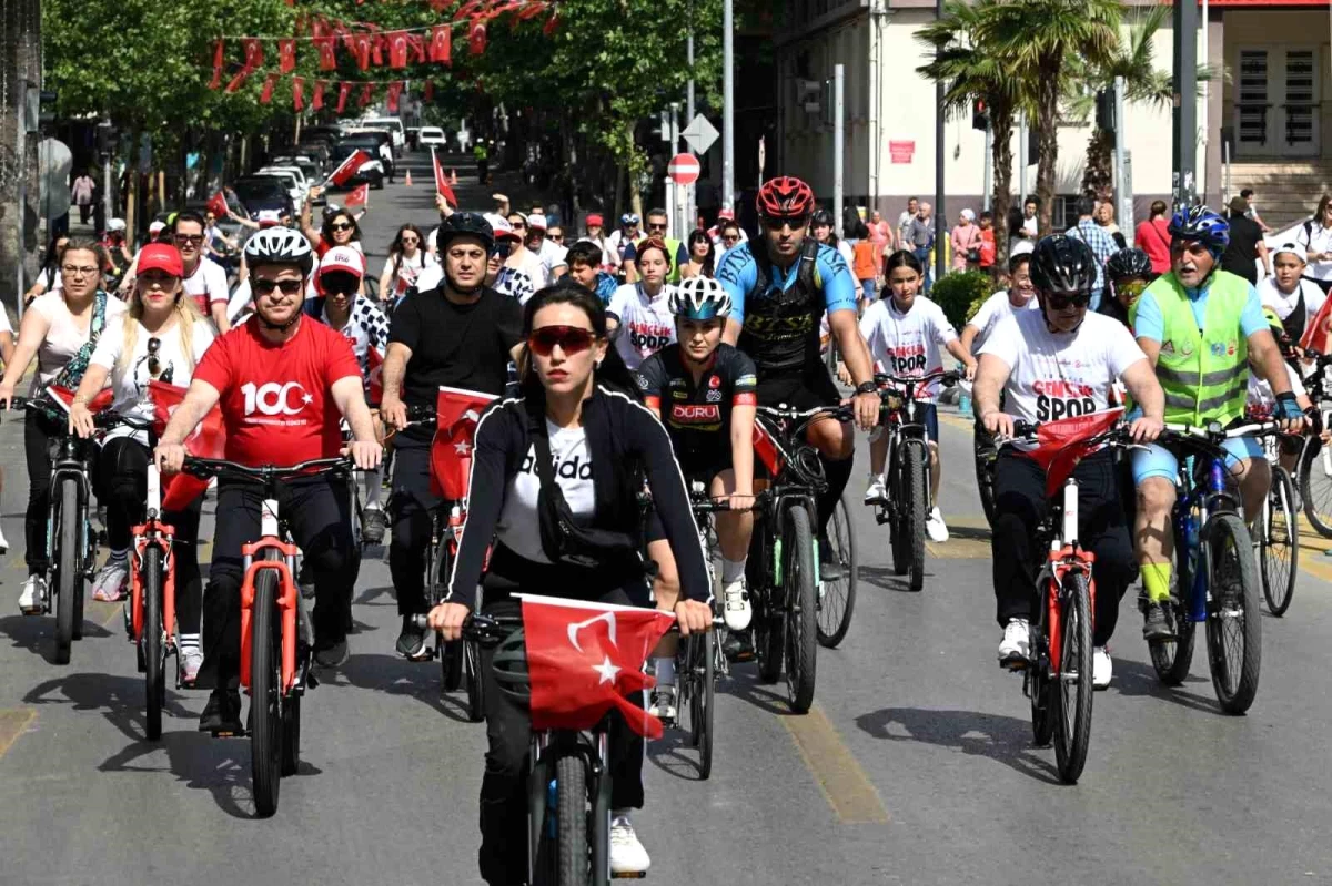 Manisa'da Gençlik Haftası ve 19 Mayıs etkinlikleri kapsamında bisiklet turu düzenlendi