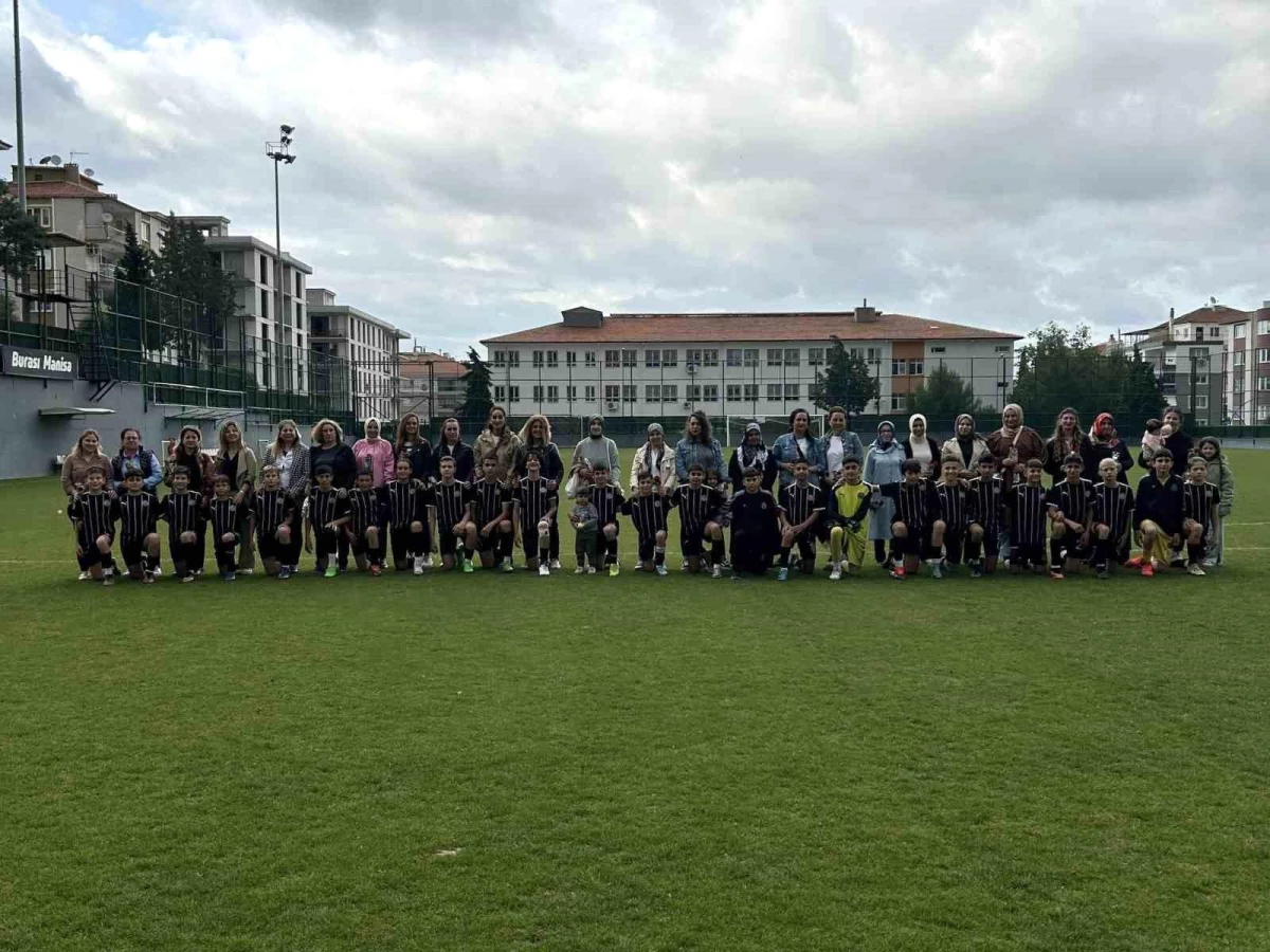 Manisa Futbol Kulübü U13 Takımı Anneler Günü'nde maç öncesi seremoni düzenledi