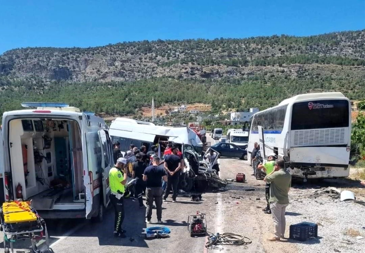 Mersin’de servis minibüsü otobüse çarptı: 1 ölü, 2 yaralı