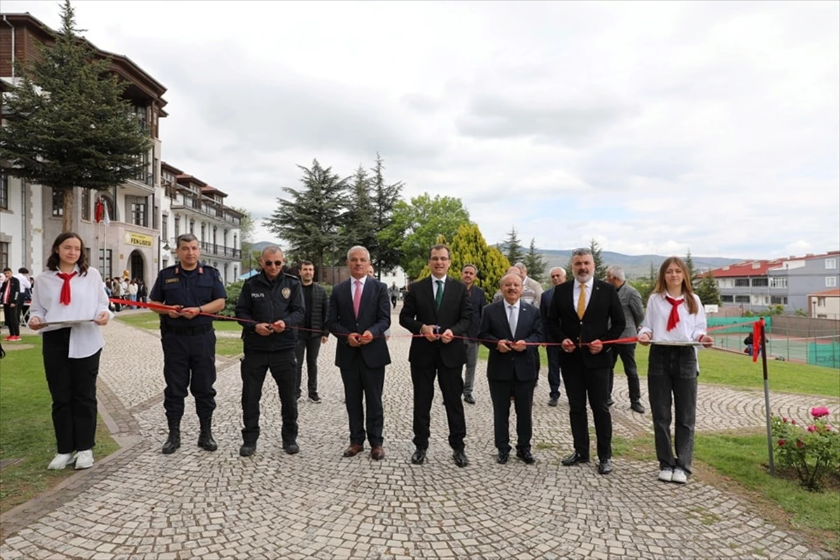 Amasya Merzifon'da TÜBİTAK 4006 Bilim Fuarı Açıldı
