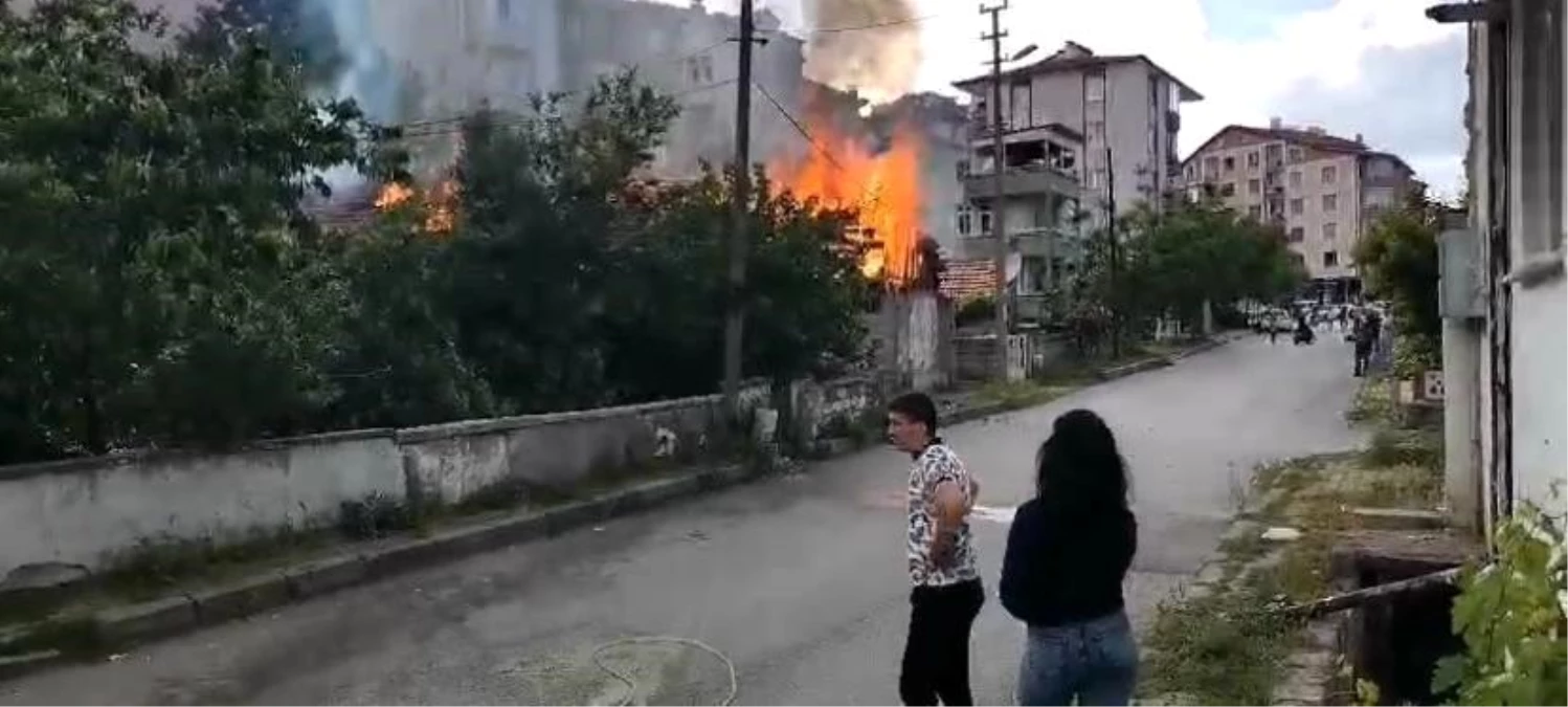 Isparta'da Metruk Bir Binada Çıkan Yangın Vatandaşlar Tarafından Söndürüldü