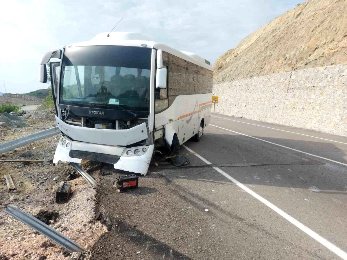 Antalya-Konya kara yolunda midibüs kazası: 2 yaralı