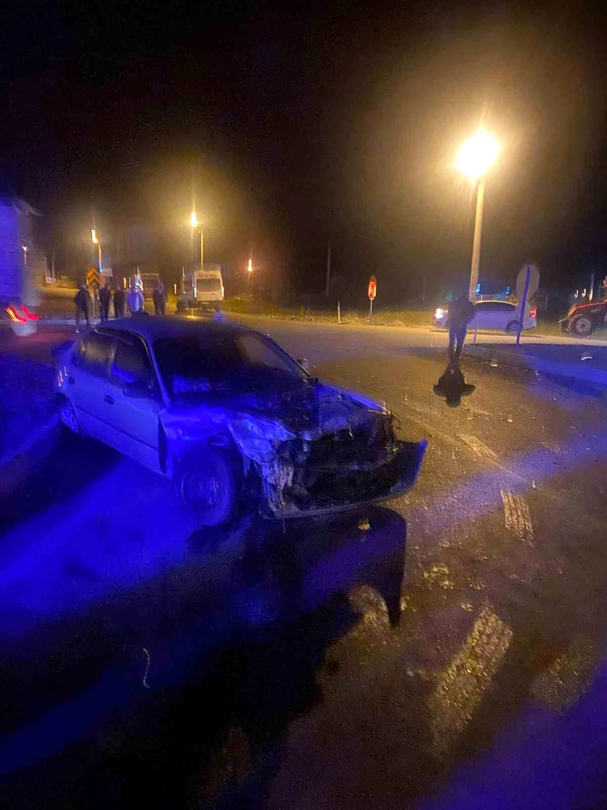 Bolu Mudurnu'da Dönel Kavşakta Minibüs ve Otomobil Çarpıştı: 1 Yaralı