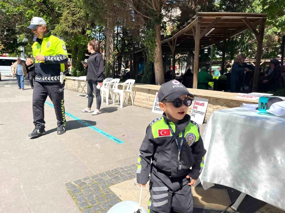 Bilecik'teki Trafik Haftası Etkinliğinde Minik Polis İlgi Odağı Oldu