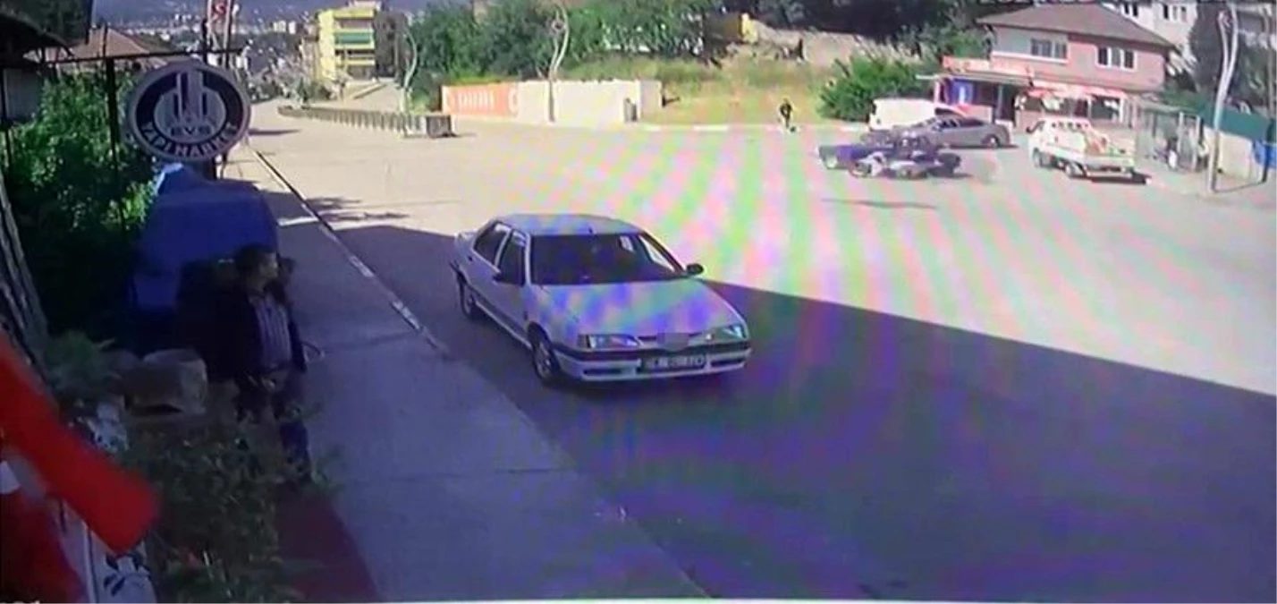 Karabük’te otomobil ile motosikletin çarpıştığı kaza anı güvenlik kamerasında