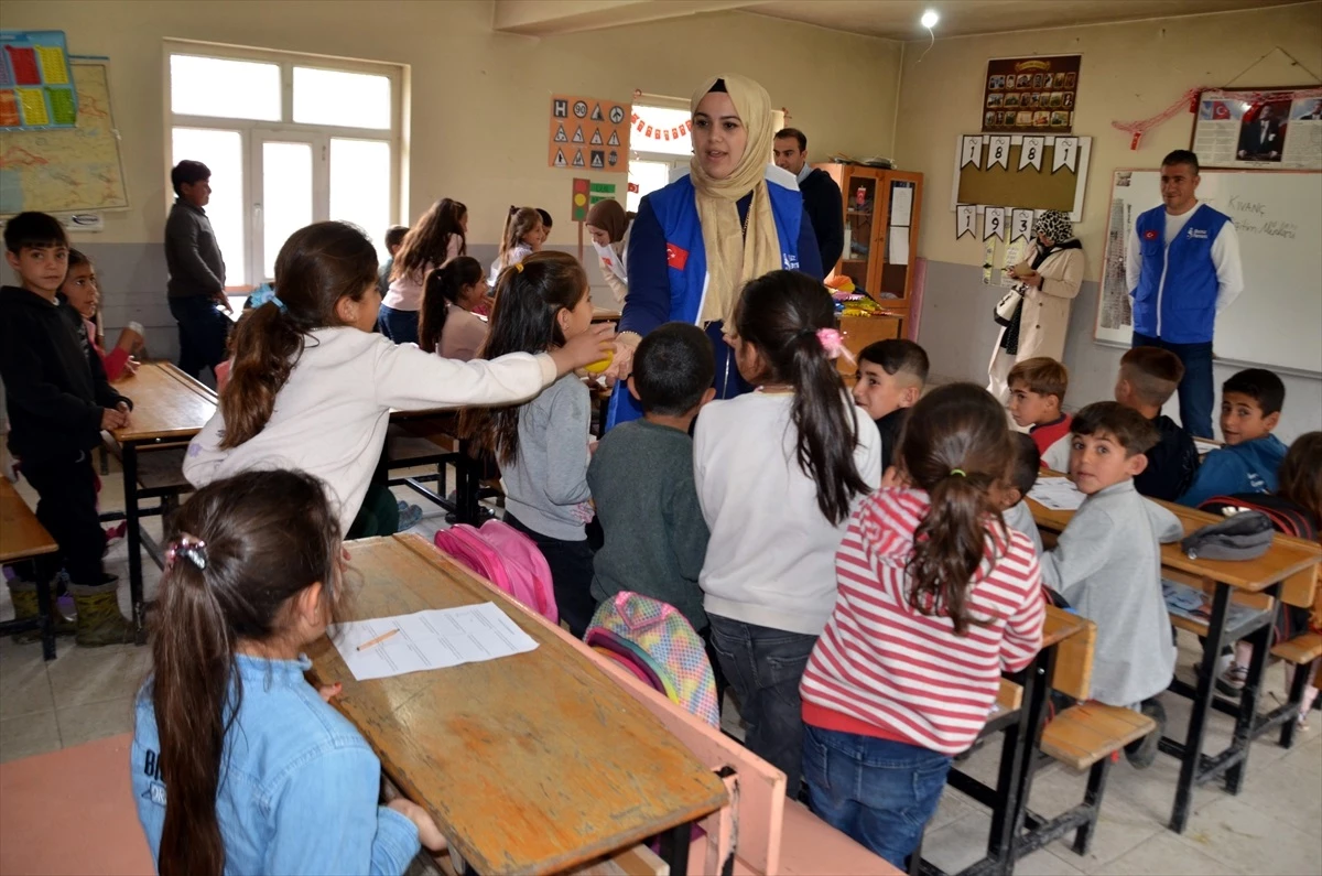Muş Alparslan Üniversitesi Gönüllüleri Köy Okulunda Tablet Dağıttı
