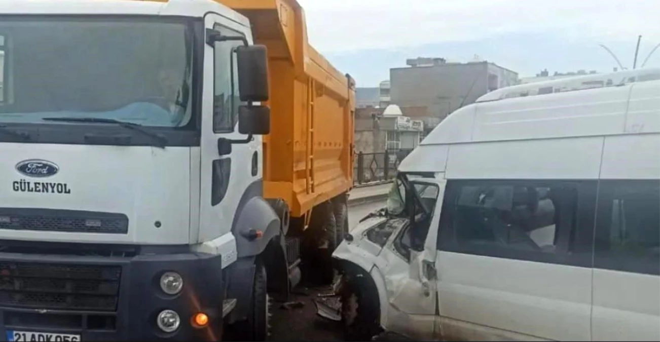 Şırnak’ta öğrenci servisi ile kamyonet çarpıştı: 14 öğrenci yaralandı