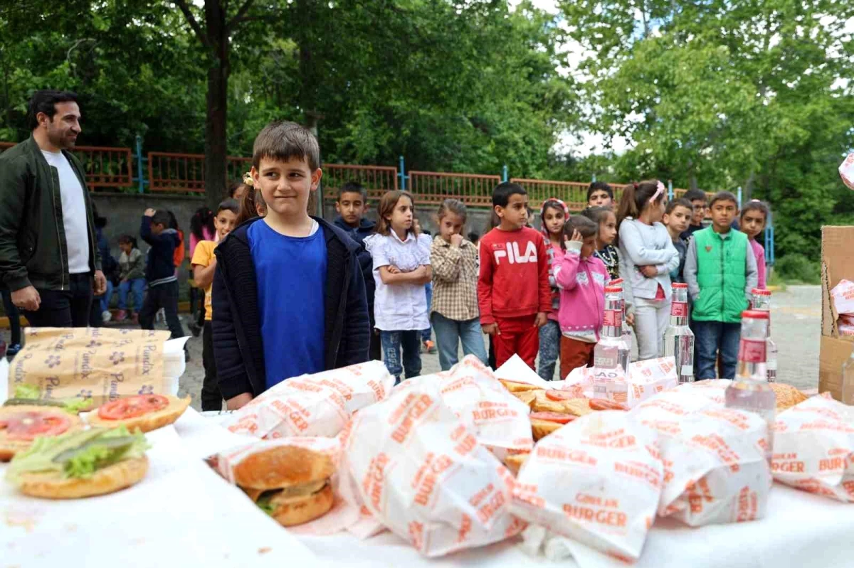 Hayırseverin desteğiyle Hazar köyündeki öğrenciler ilk kez hamburger yedi