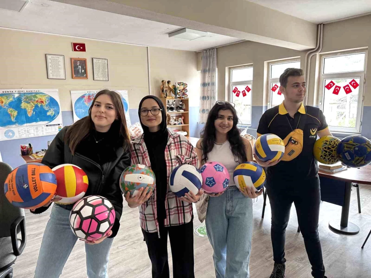 Düzce Üniversitesi Öğrencileri Okula Sürpriz Yaptı