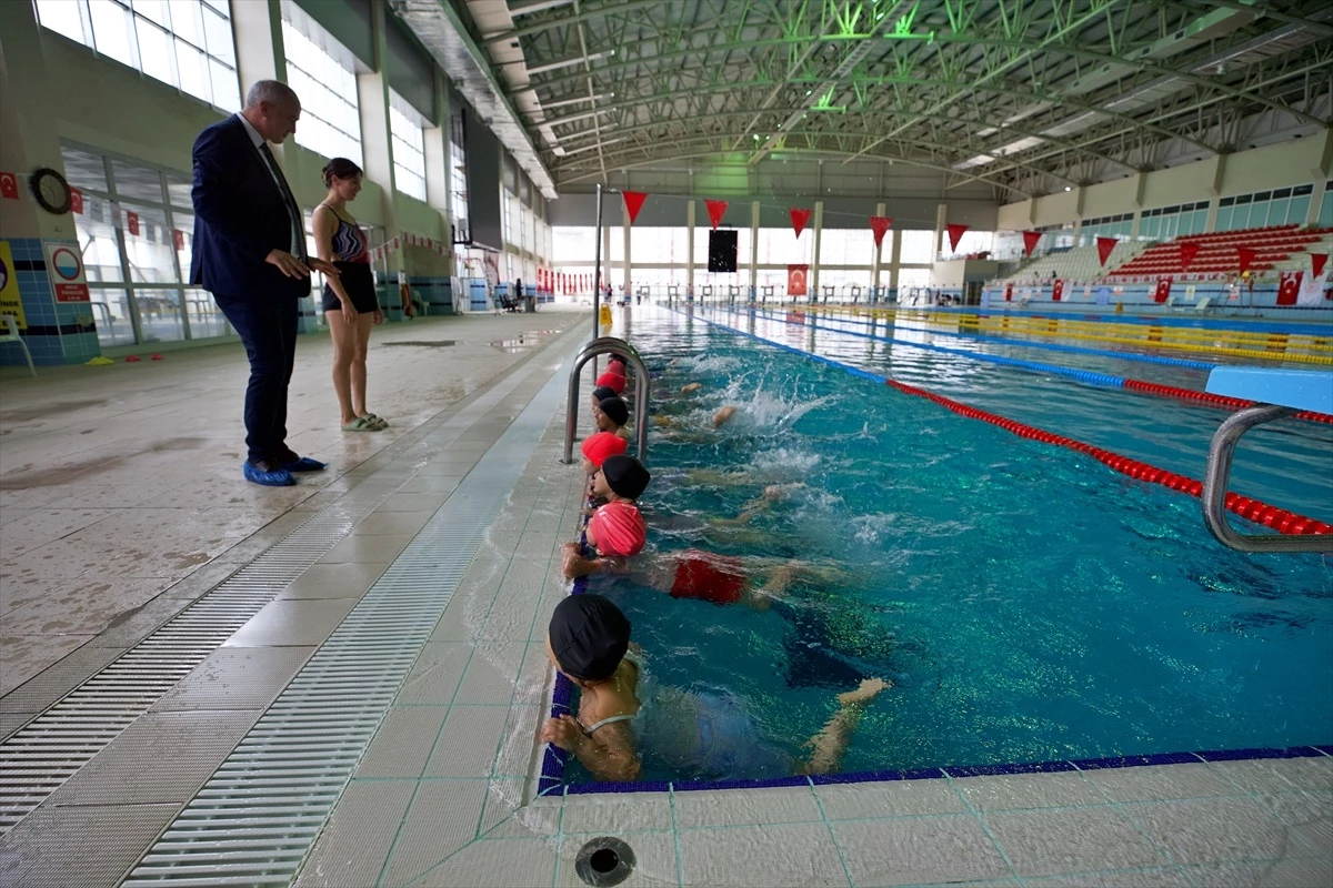 Osmaniye'deki Köy Çocuklarına Yüzme Öğretiliyor