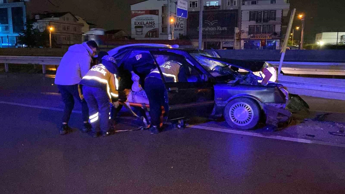 Kartepe'de Otomobil Bariyere Çarptı: 2 Yaralı