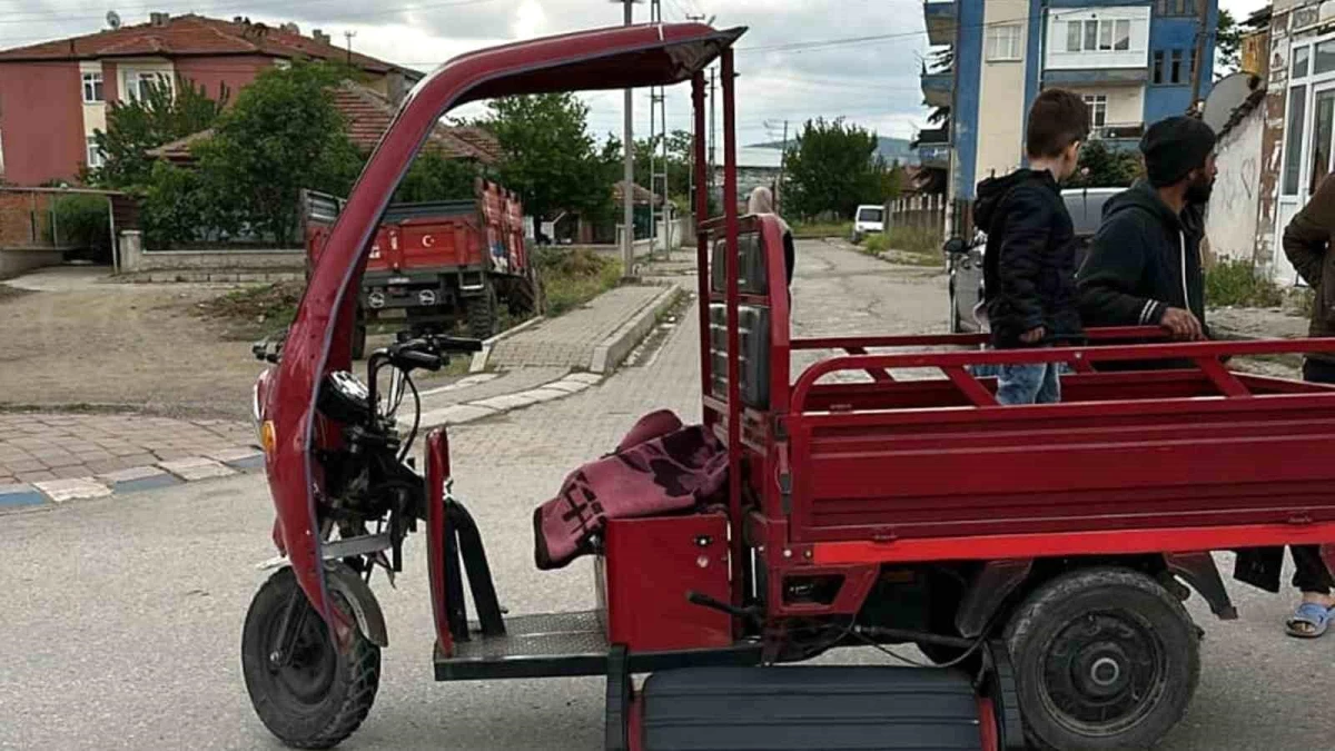 Kırıkkale'de Otomobilin Çarptığı Elektrikli Bisiklette 4 Kişi Yaralandı