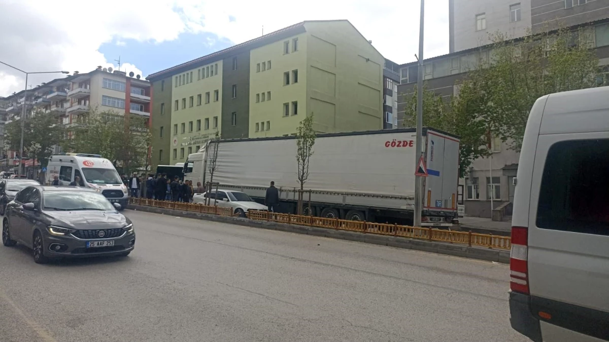Erzurum'da Otomobil Karşı Şeride Girerek Sıkıştı