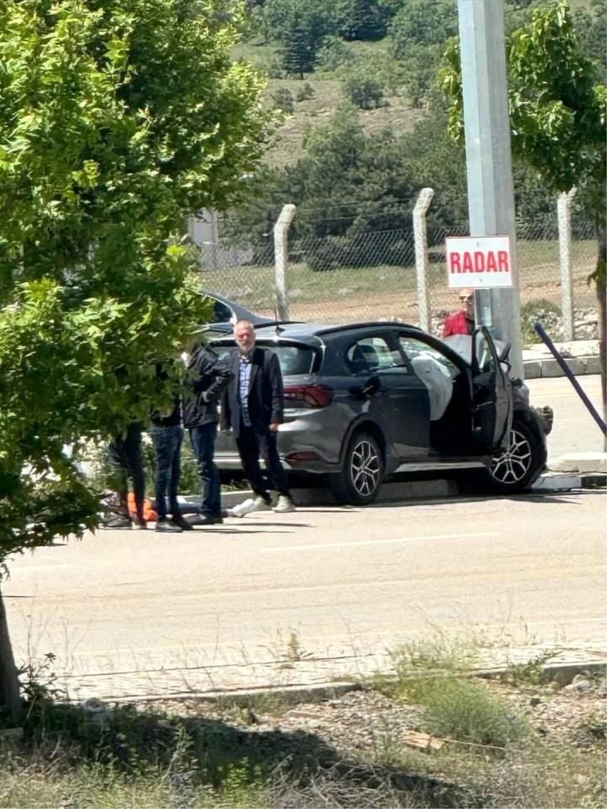 Elazığ’da otomobil radar uyarı direğine çarptı, 1 kişi yaralandı