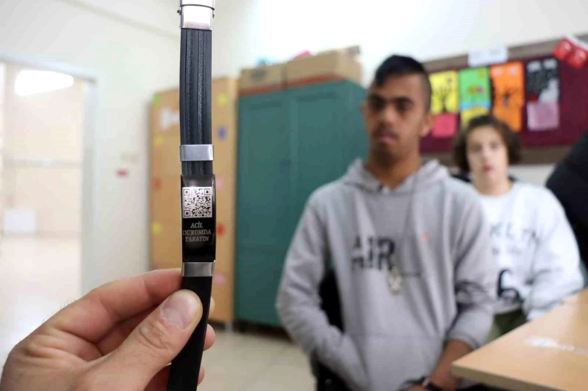Kayseri'de Engelli Öğrenciler İçin QR Kodlu Bileklik Tasarlandı