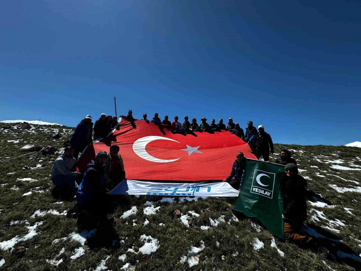 Erzurum’da Dağcılar 19 Mayıs Gençlik ve Spor Bayramı İçin Palandöken’e Tırmandı