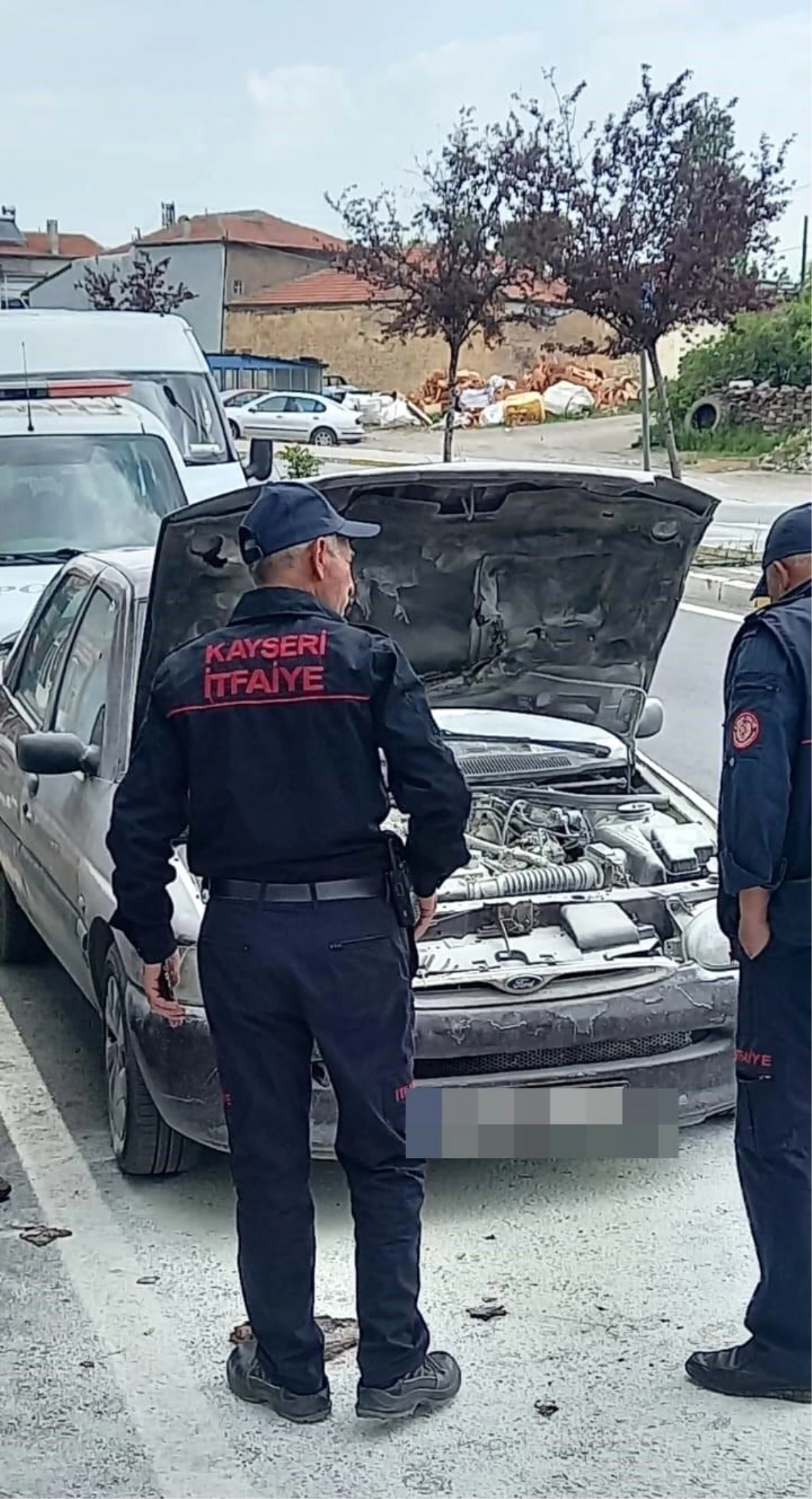 Kayseri'de park halindeki otomobil yanmaya başladı