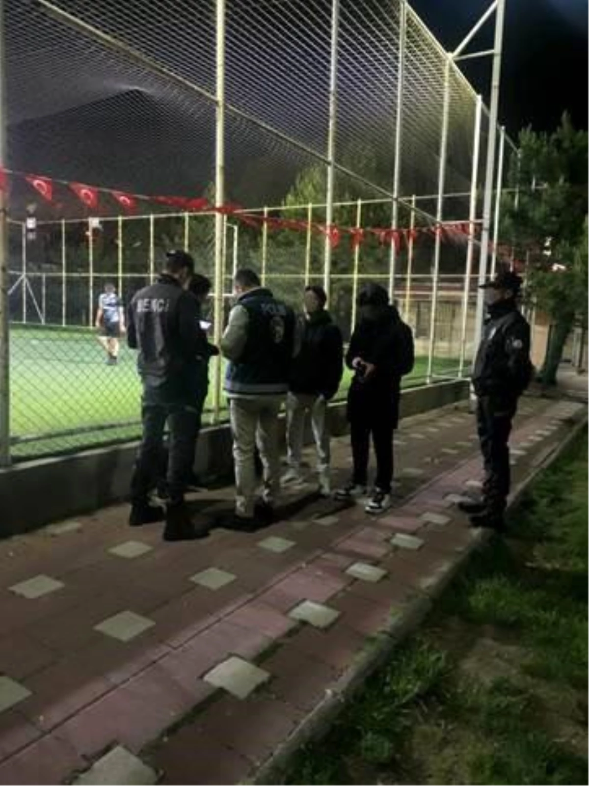 Eskişehir’de Parkta Gerçekleştirilen Uygulamada 37 Şahsa Sorgu Yapıldı