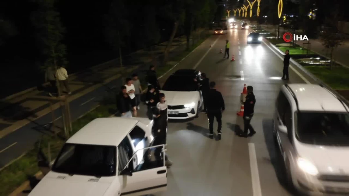 Polis ehliyet istedi, alkollü sürücü ise ayakkabı: İlginç diyalog kamerada