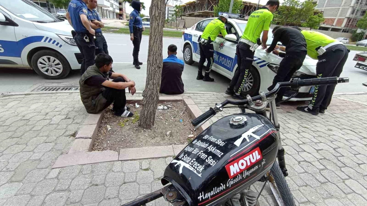 Konya'da plakasız motosikletle polisin dur ihtarına uymayarak kaçan kuzenler yakalandı