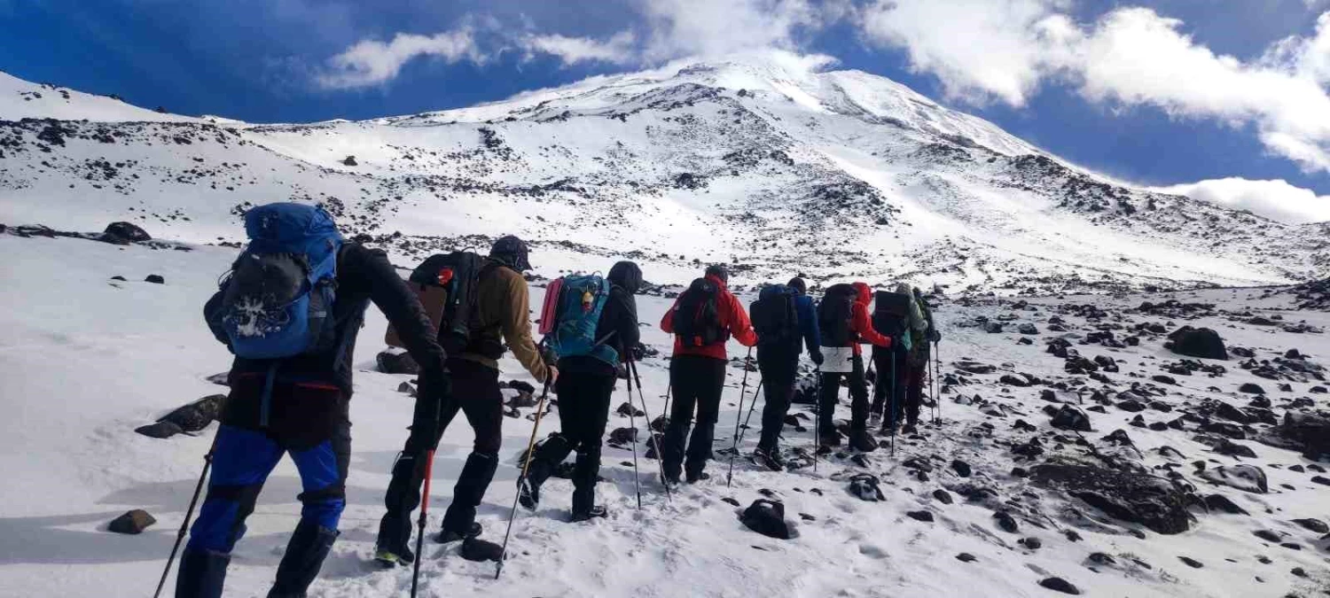 Ağrı Dağı’na tırmanmak isteyen 9 Rus dağcı tipiye yakalandı