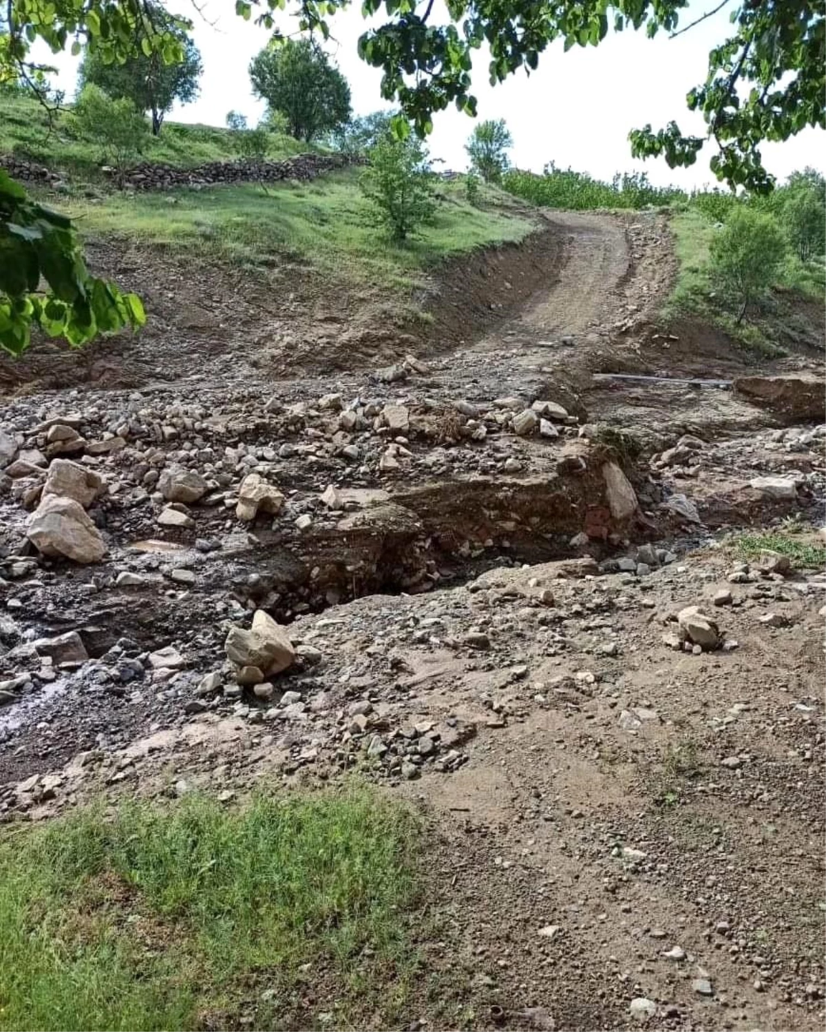 Elazığ'da etkili olan yağışlar nedeniyle köy yolu çöktü