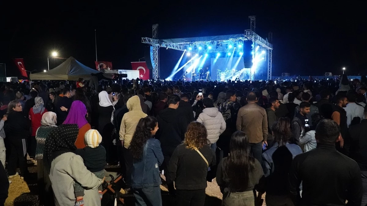 Şarkıcı Buray Adıyaman'da depremzedelere moral konseri verdi