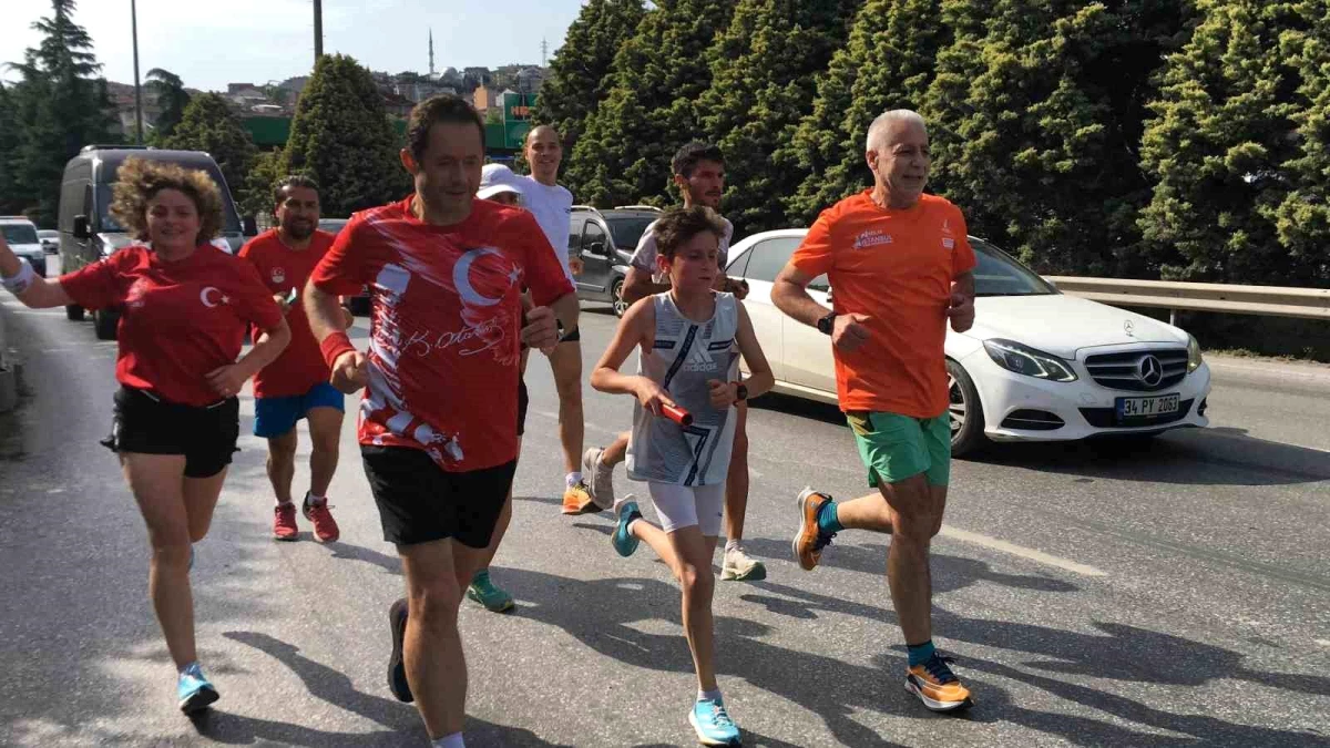 Atletler, Gazi Mustafa Kemal Atatürk’ün Selanik’teki evinden alınan toprağı Anıtkabir’e ulaştırmak için koşuyor