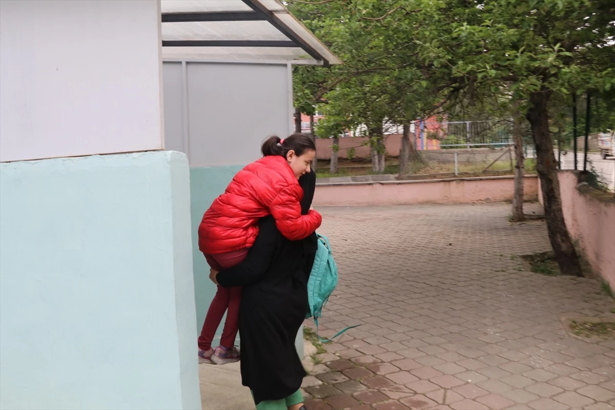 Çankırı'da Serebral Palsili Kızı İçin 7 Yıldır Okul Yollarını Aşındıran Anne