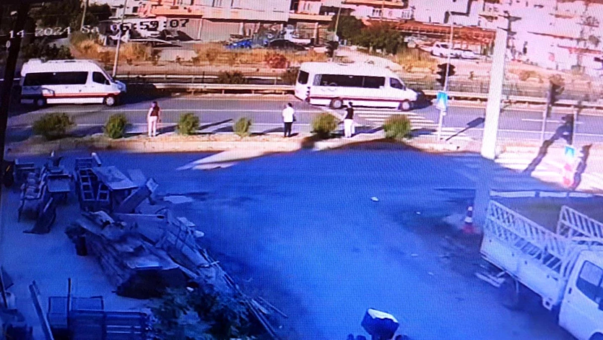 Manavgat'ta tur minibüsüne otel servisi çarptı: 3 yaralı