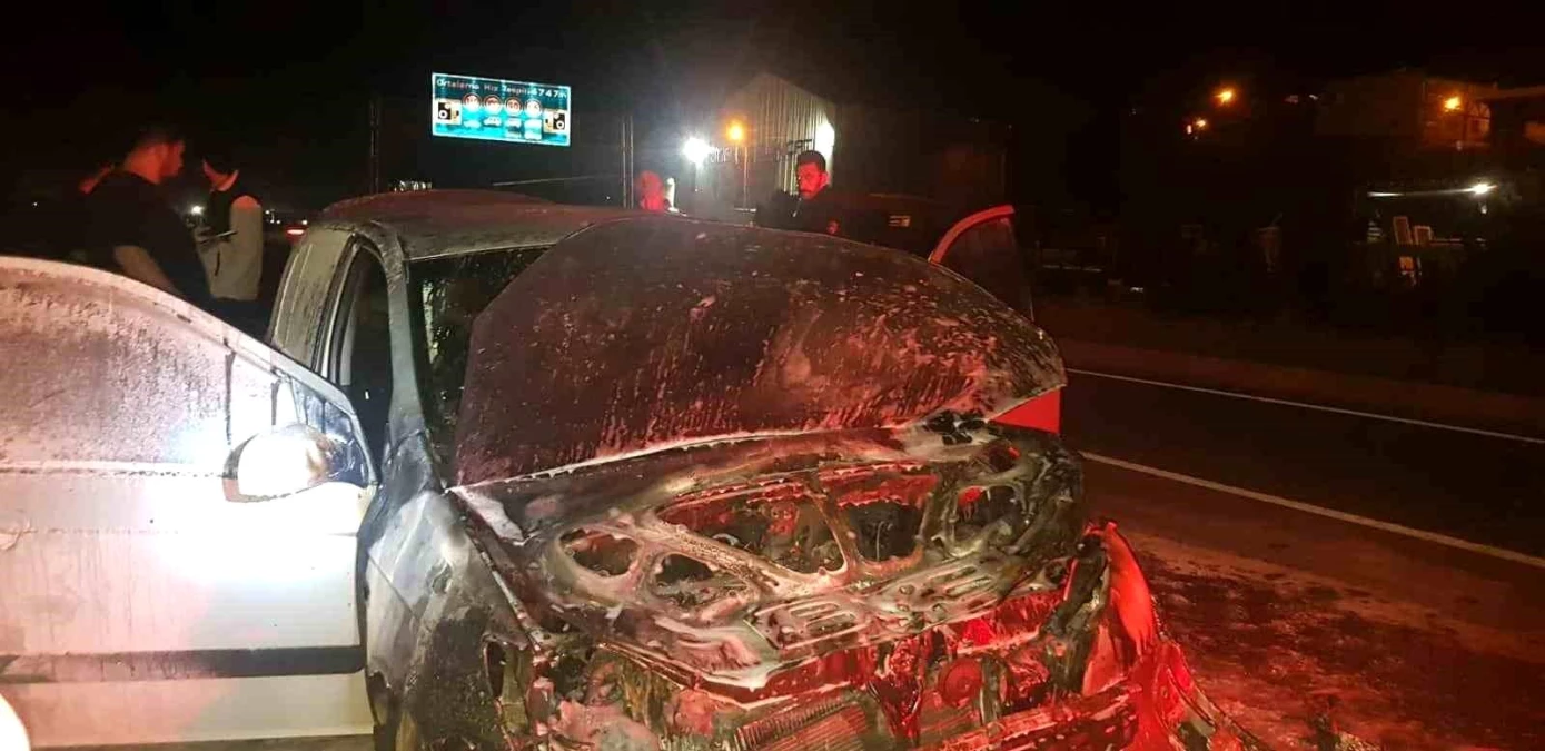 Antakya’da seyir halindeki otomobilde yangın çıktı