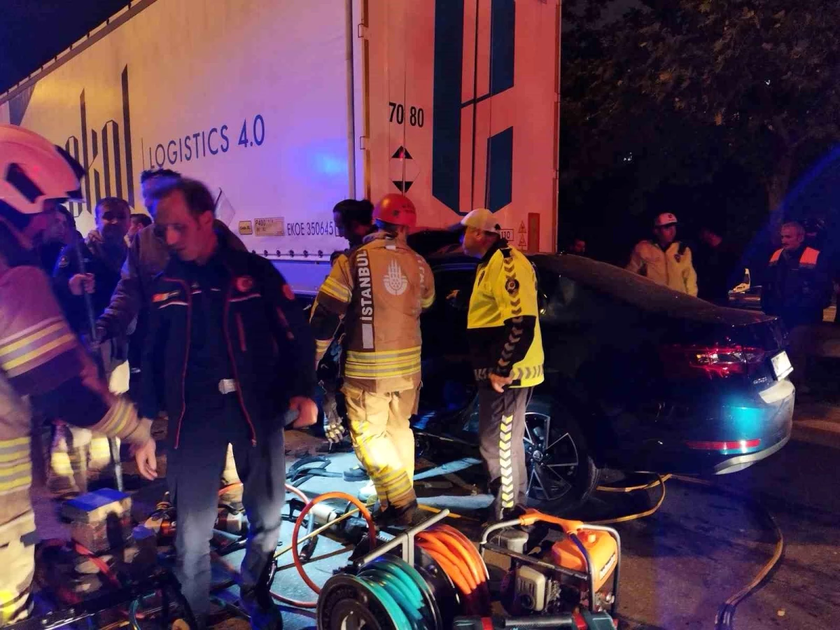 İstanbul Pendik’te Otomobil Tırın Dorsesine Saplandı: 1 Yaralı