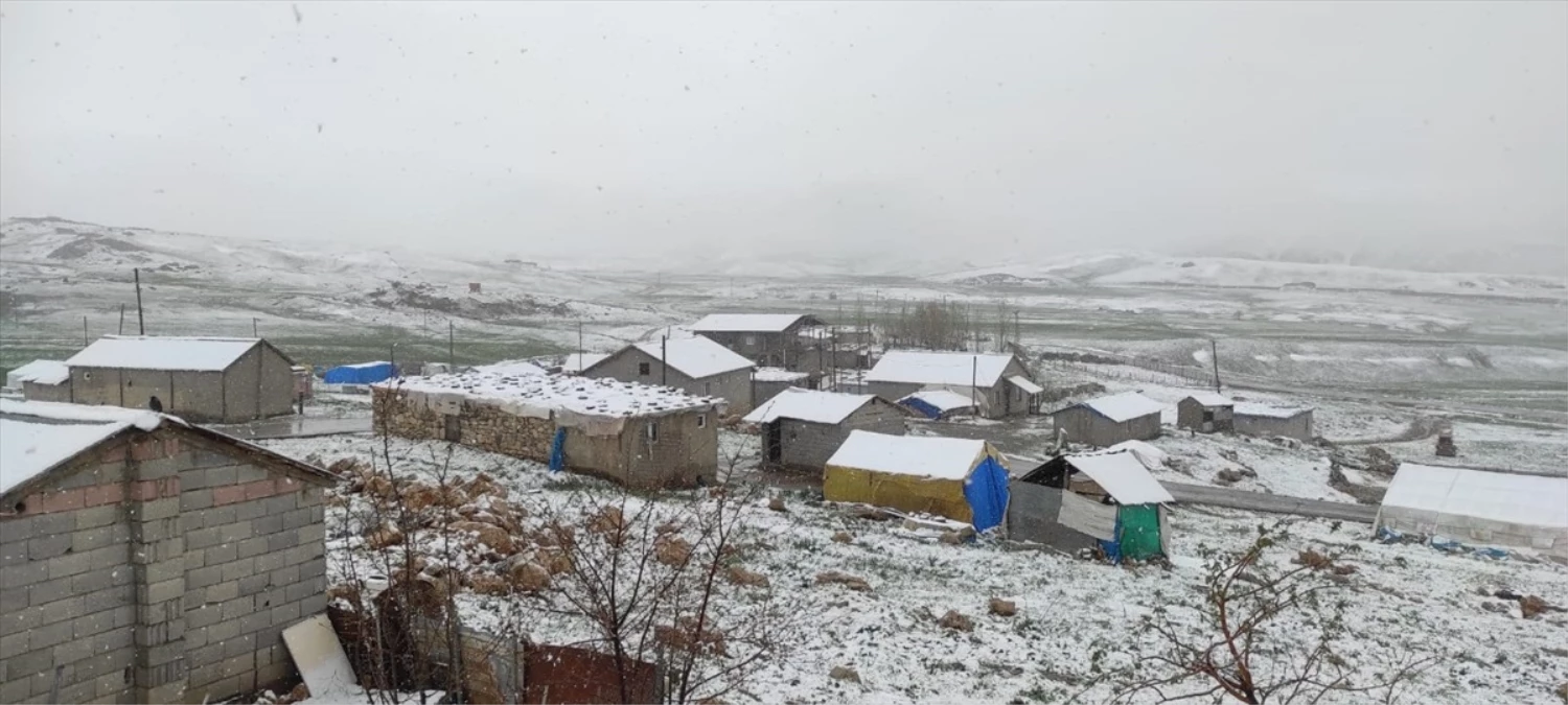 Şırnak'ın Beytüşşebap ilçesinde kar yağışı etkili oldu