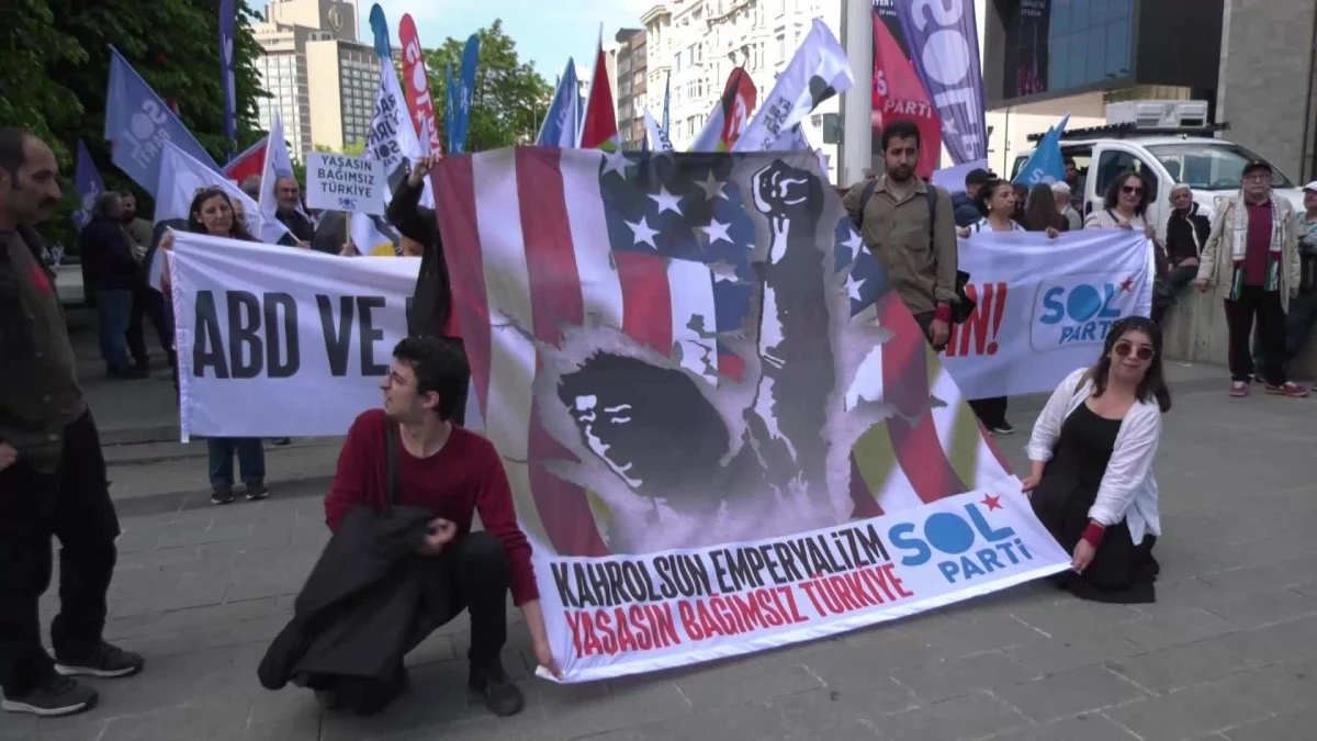 SOL Parti Üyeleri İstanbul'da Bağımsızlık Yürüyüşü Düzenledi
