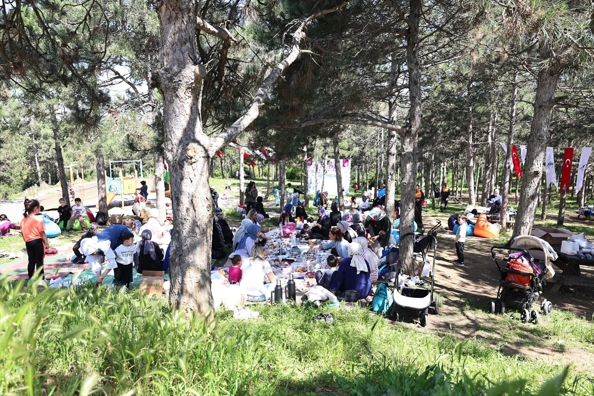 Sultangazi Belediyesi Anneler Günü’nde Şehir Ormanı’nda Anne Çocuk Pikniği Düzenledi