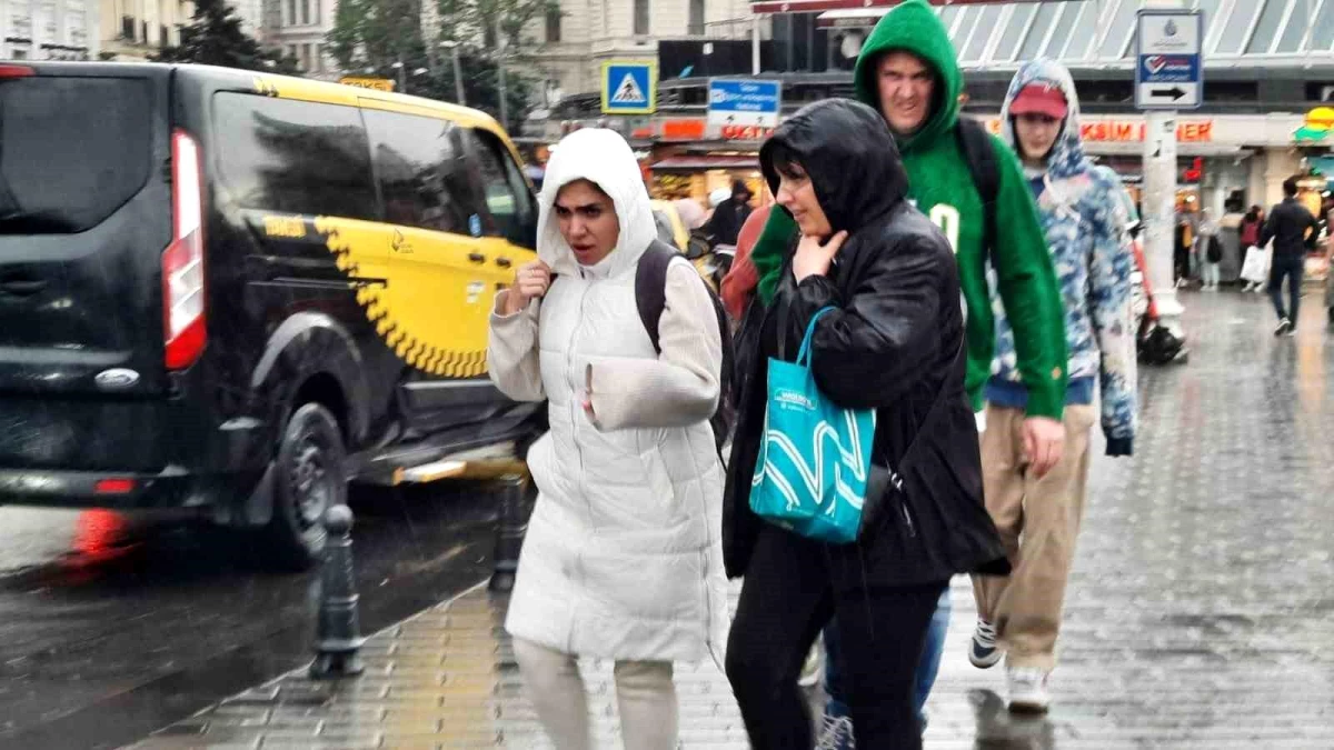 Taksim’de Sağanak Yağış: Vatandaşlar Hazırlıksız Yakalandı