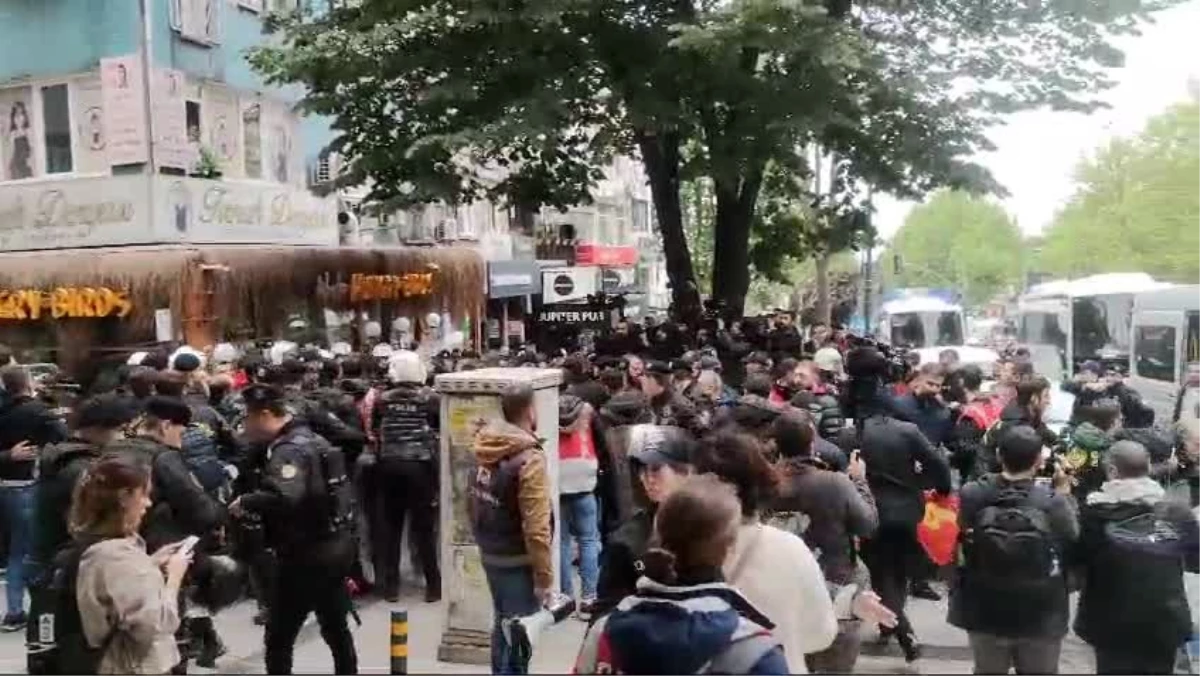 Taksim Meydanı'na yürümek isteyen gruba polis müdahalesi