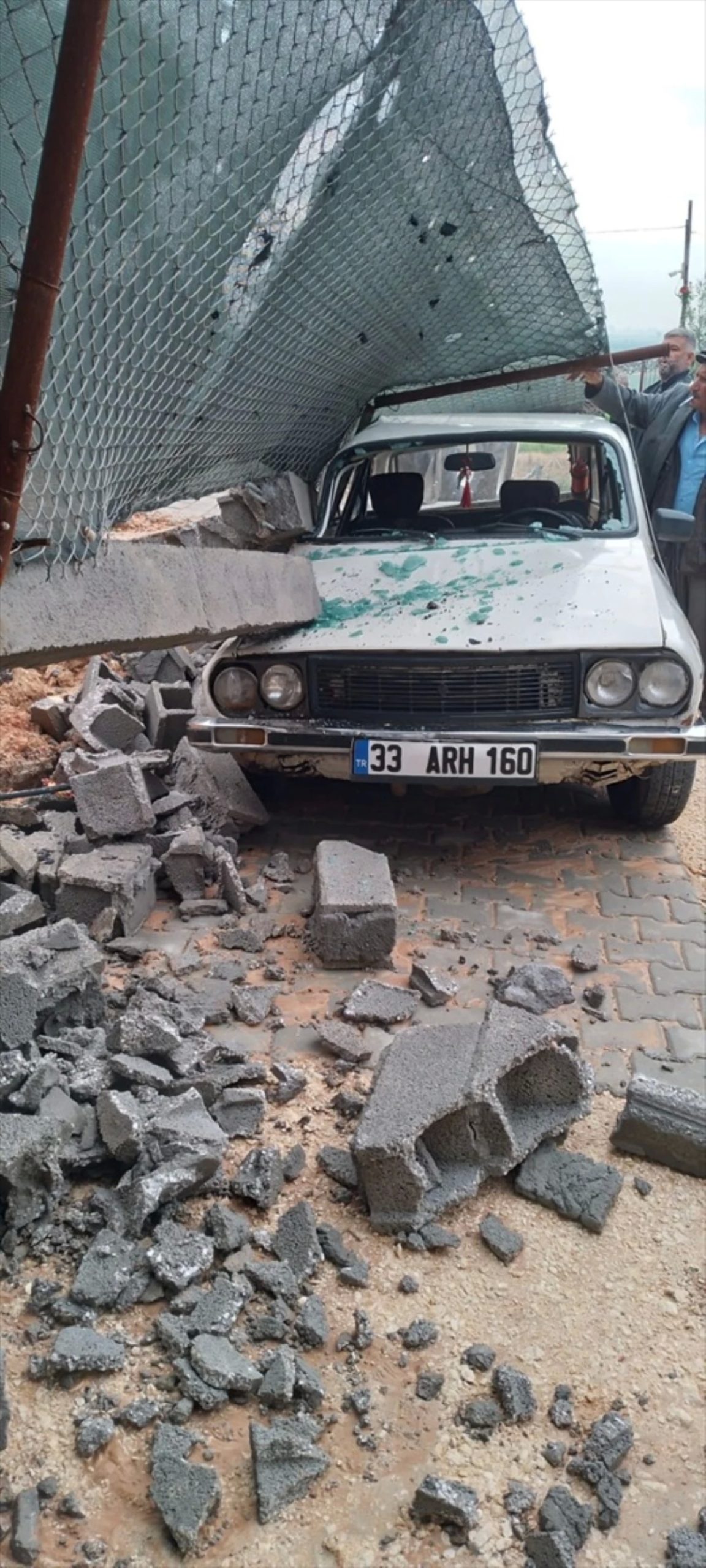 Tarsus'ta istinat duvarı çöktü, otomobil hasar gördü