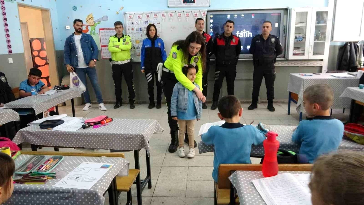 Bitlis’te Polis Ekipleri Okulları Ziyaret Ederek Öğrencilere Polis Mesleğini Tanıttı