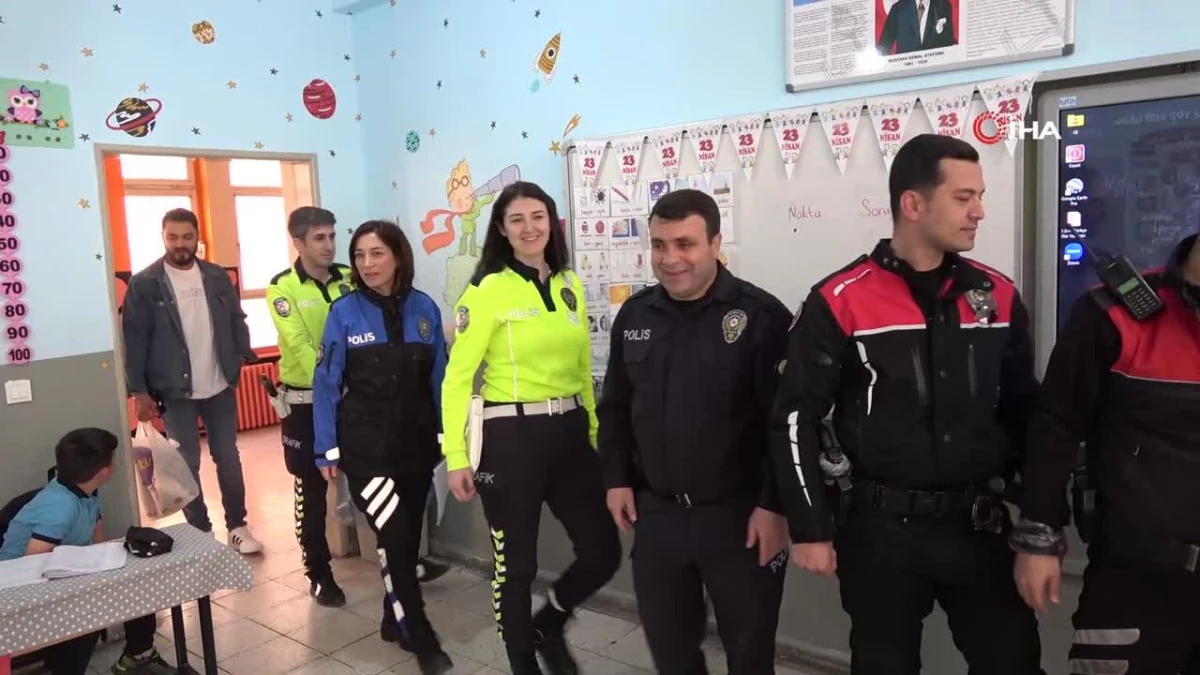 Tatvan'da polis ekipleri 1 yılda 4 bin 250 öğrenciye polislik mesleğini tanıttı