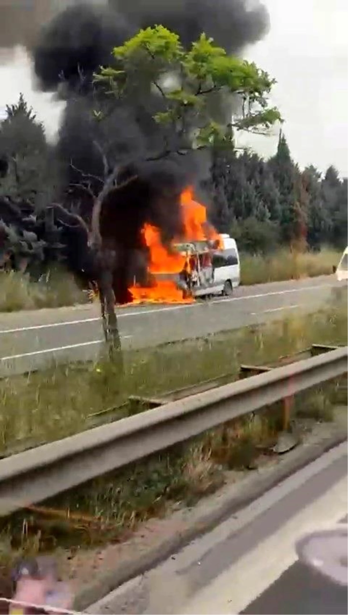 TEM Otoyolu’nda minibüs yangını