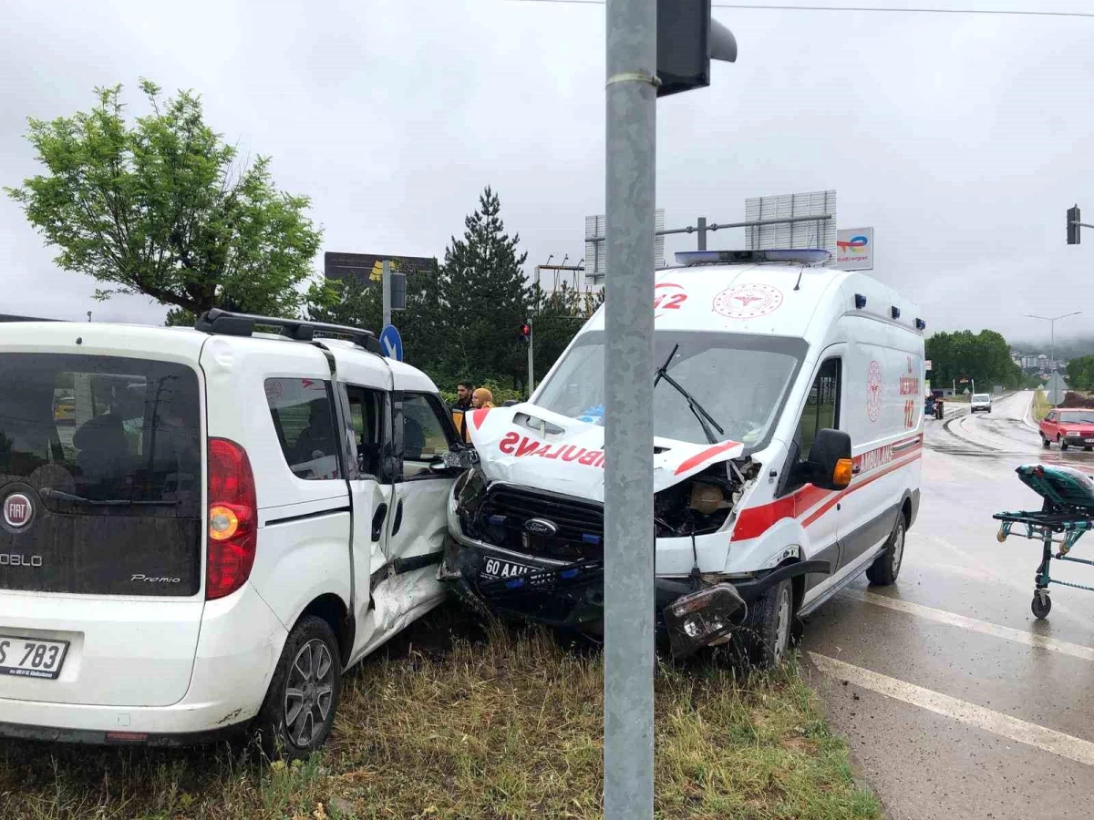 Tokat'ın Niksar ilçesinde ambulans ile panelvan aracın çarpışması sonucu 3 kişi yaralandı