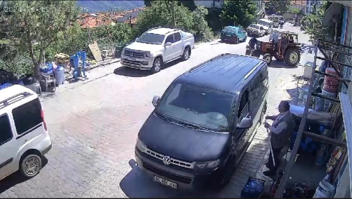 Denizli’de traktörle motosiklet kafa kafaya çarpıştı