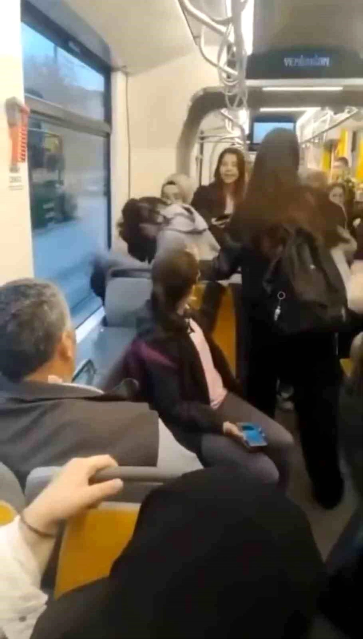 Eskişehir’de Tramvayda Kız Öğrenciler Arasında Kavga