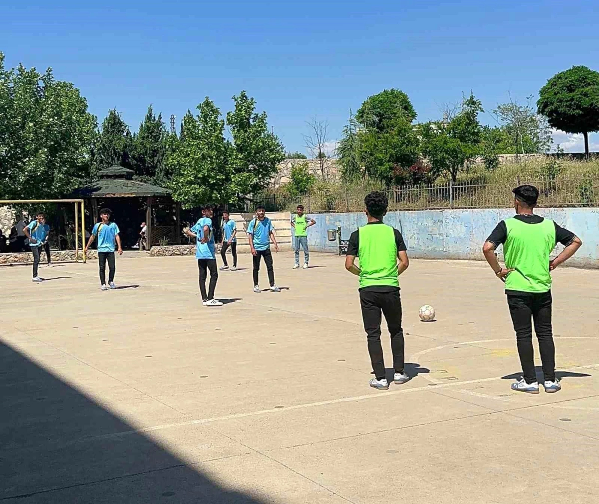 Atakent Çok Programlı Lisesi’nde düzenlenen futbol turnuvasının galibi Gümüşkaya Spor Takımı